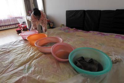 永泰楼上漏水，住户失联，小区没物管，业主维权难！律师来支招……